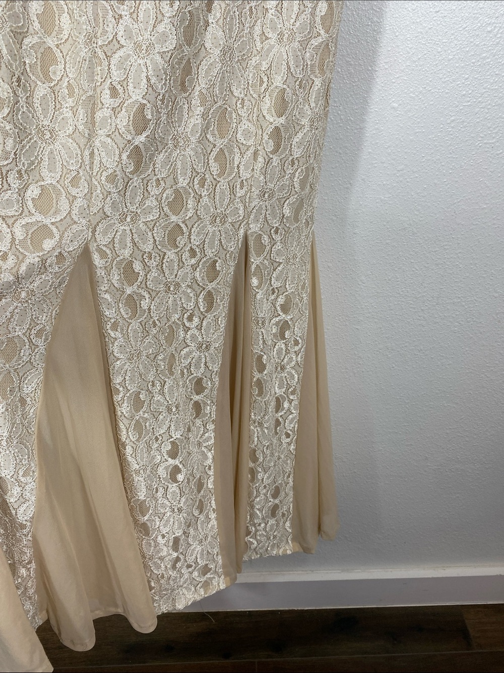 Cachet Beaded Halter Lace Maxi Gown in Ivory and Blush Size 2 - Picture 4 of 15